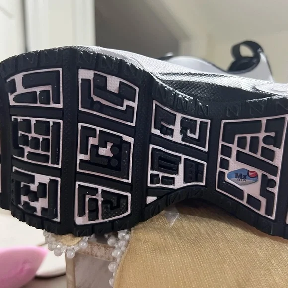 Nike Air Max SNDR—-White and Black - Picture 4 of 7